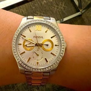 Never been worn. Needs new battery as it has been sitting in my jewelry box.